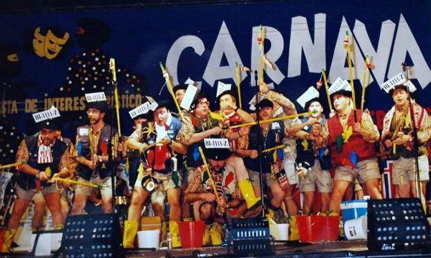 Durante los años 80 y 90, Los Vinikis fueron una de las agrupaciones punteras dentro del concurso de murgas del carnaval/AC