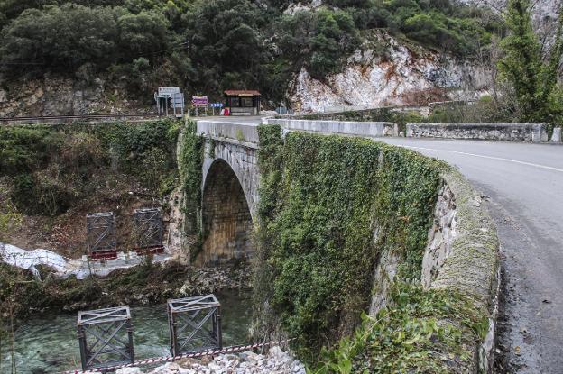 Ya se han colocado parte de las estructuras que servirán para asentar el nuevo puente./Pedro Álvarez