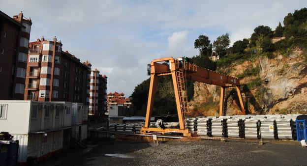 En la zona de obras sigue estando parte de la maquinaria y piezas de la tuneladora./AC