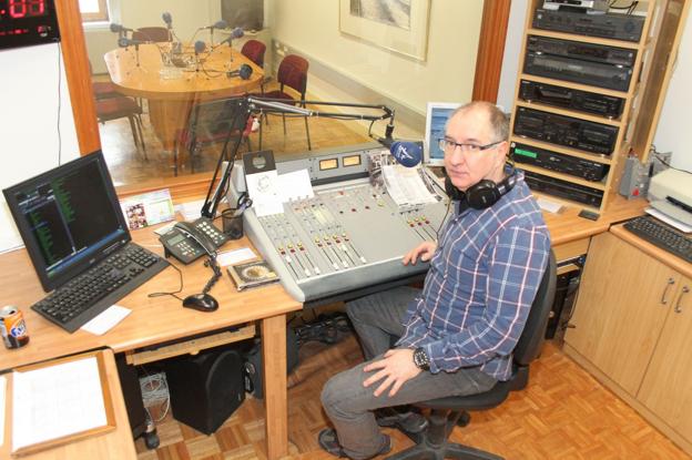 El locutor Mon Fernández, en Radio Tres Mares. /E. Sardina