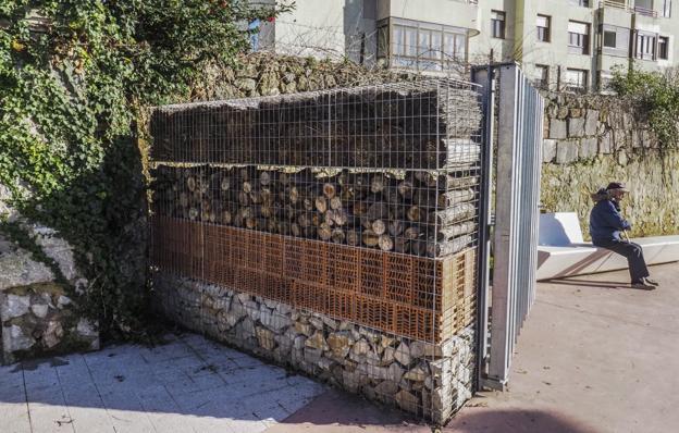 El parque municipal de La Remonta tiene dos 'hoteles' de insectos, uno en cada puerta de entrada al recinto. /Antonio 'Sane'