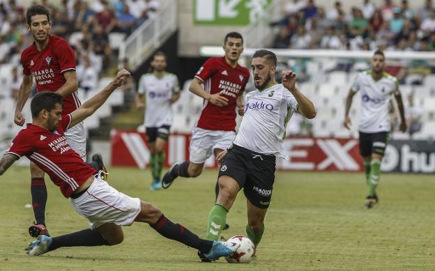 Héber Pena controla el balón en el choque contra el Mirandés en los Campos de Sport/Daniel Pedriza