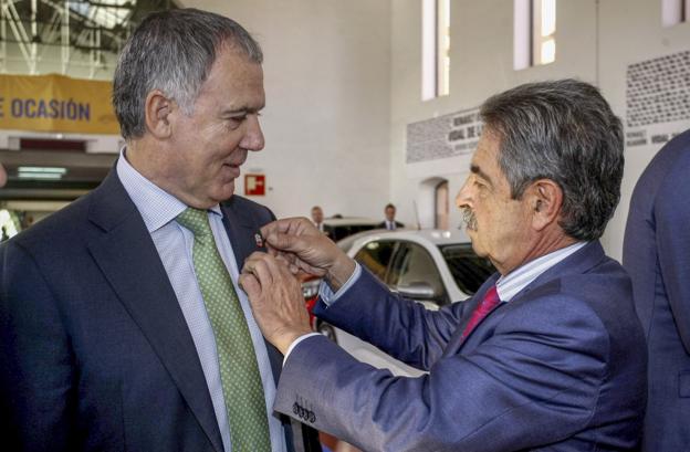 Revilla pone la insignia de Cantabria en la solapa del empersario Vidal de la Peña. Eran tiempos mejores. :/Luis Palomeque