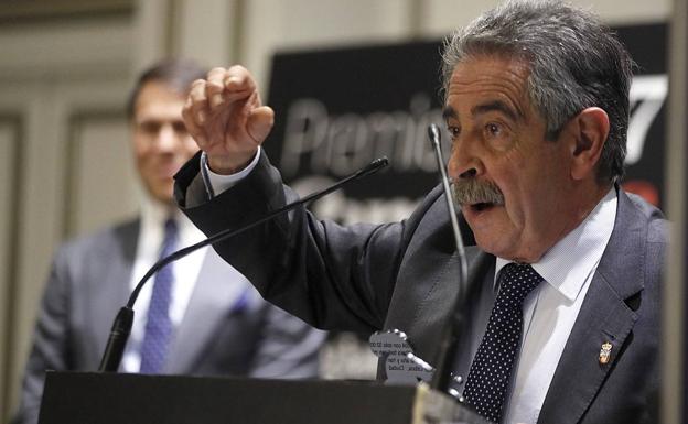 Revilla: «Estamos en la senda de reducir el paro en 20.000 personas al final de legislatura»