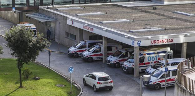 La imagen de la puerta de Urgencias de Valdecilla llena de ambulancias está siendo frecuente en las últimas semanas/Antonio 'Sane'