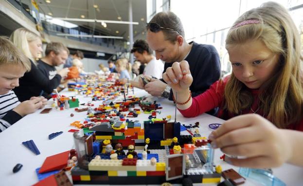 Niños y adultos arman juguetes con piezas durante el Festival Lego. /Lise Aserud (Afp)