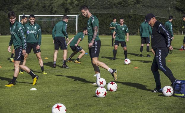 Ángel Viadero, a la derecha, apostará de nuevo por Granero como central frente al Arenas. :/Roberto Ruiz