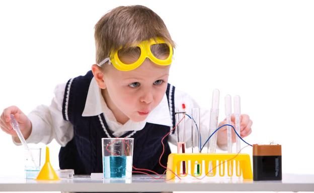 Un niño finlandés juega con un juego química.