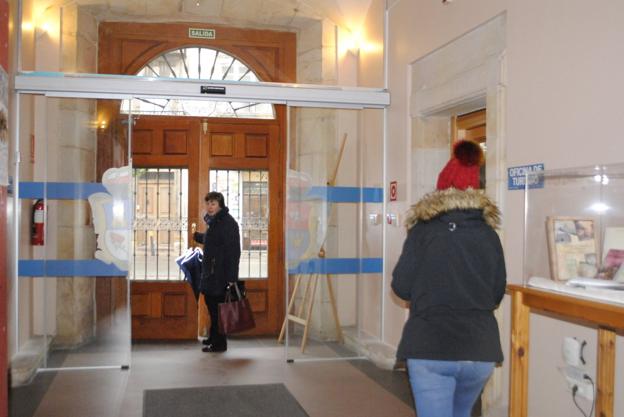 Se ha instalado una puerta corredera que permite tener abierta la exterior, de difícil apertura para los usuarios con movilidad reducida./Blanca Carbonell