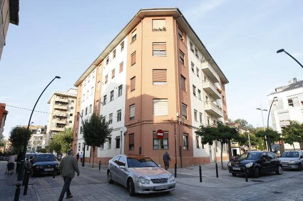 Edificio de La Llama en el que el Ayuntamiento posee una vivienda que destina a emergencia social./LUIS PALOMEQUE