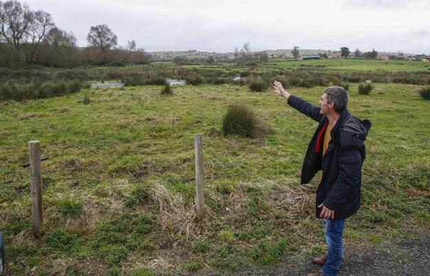 Un vecino de Hinojedo señala la ubicación de El Borroñal./Luis Palomeque
