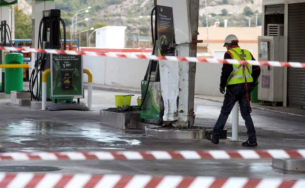 El surtidor de gasolina tras el accidente./Efe