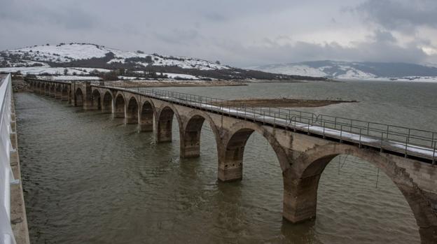 El pantano del Ebro deja atrás la sequía y recupera un aspecto más parecido al habitual. /Daniel Pedriza
