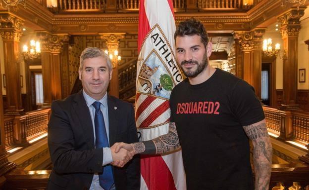 Herrerín junto a Urrutia tras firmar su renovación./Athletic Club