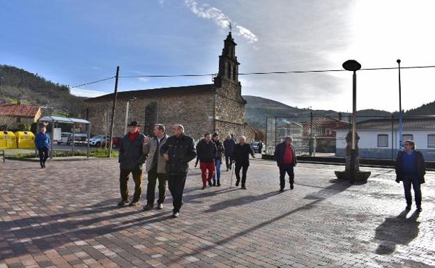 José María Mazón y José Antonio González Linares en la nueva plaza de Mata/