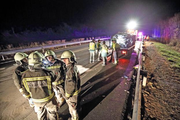 Imagen de la noche del viernes con bomberos de Valdáliga y agentes de la Guardia Civil en el lugar del accidente. /Javier Rosendo