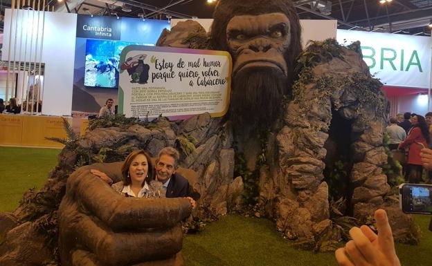 Revilla y su mujer, Aurora, atrapados por King Kong en el stand de Cantabria./Alberto Aja