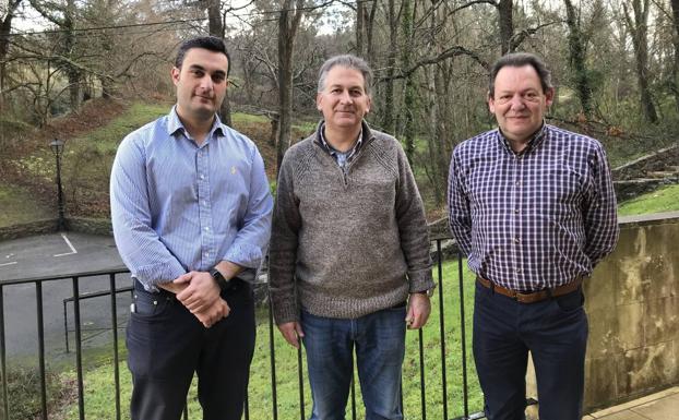 El alcalde, Joaquin Arco, junto al presidente de la FNyH, Carlos Sainz y el concejal Jesús García, tras firmar el acuerdo.