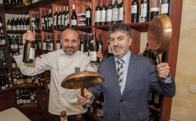 Quique Muñoz y Rafael Prieto, en la bodega del restaurante, donde se ‘custodian’ más de quinientas referencias de vinos./Daniel Pedriza