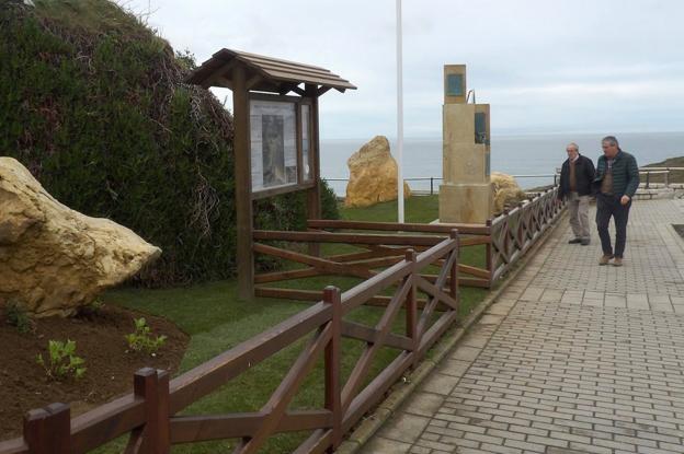 El alcalde, Andrés Ruiz Moya, revisa el acabado del monumento en honor a la escritora Elena Soriano./Luis Palomeque