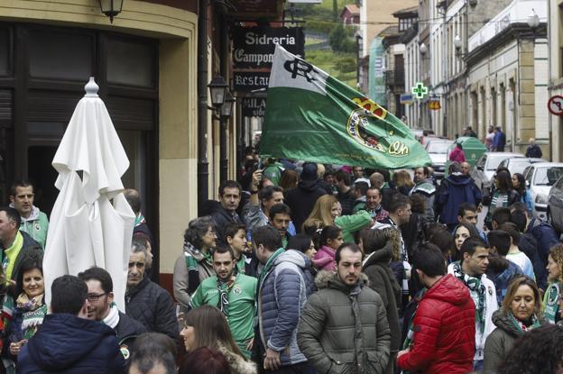 La afición del Racing disfrutó la pasada campaña en las calles de Villaviciosa. /Javier Cotera
