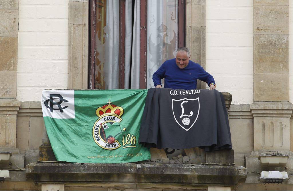 Las banderas del Racing y del Lealtad se han colgado del balcón del Ayuntamiento de Villaviciosa.