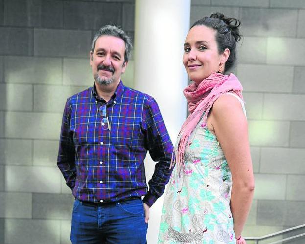 Álex Oviedo y Elena Sierra, autores de la novela. /Miguel San Cristóbal