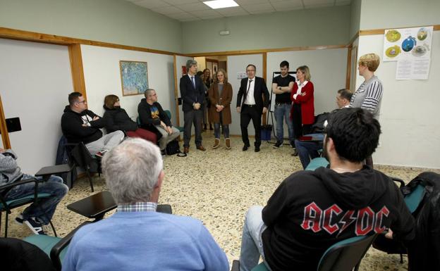 Un momento de la visita de Cruz Viadero al Centro Padre Menni de Torrelavega./Luis Palomeque