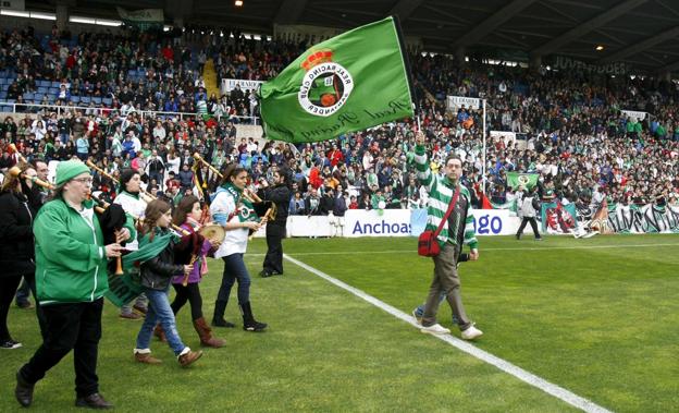 El Racing recuperará (a través de su fundación) la titularidad de sus marcas y escudos. /Alberto Aja