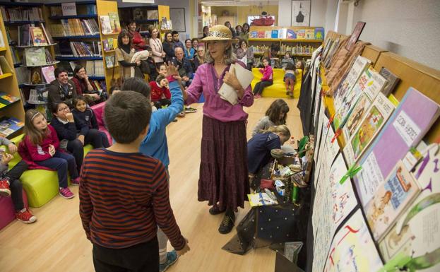 La biblioteca acoge con frecuencia sesiones de cuentacuentos.