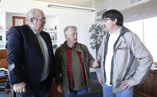 El Consejero Jesus Oria acompañado del alcalde de Villaescusa, Constantino Fernández y del teniente de alcalde, Óscar Méndez. /DM .
