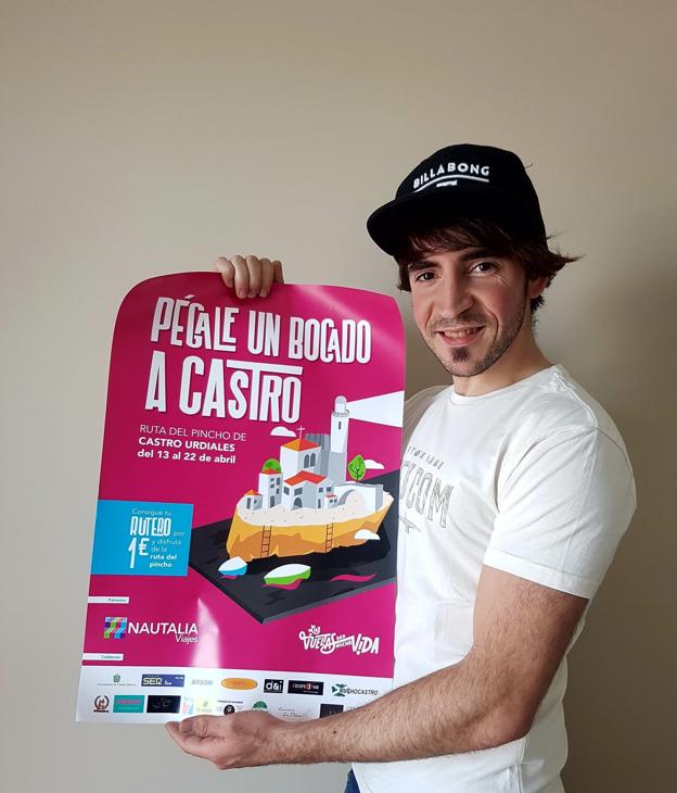 Roberto Liendo muestra el cartel de la Ruta del Pincho de Castro que se celebra desde este viernes al día 22 de abril./Alexánder Aguilera