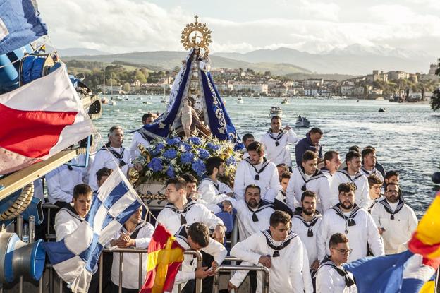 Los barquereños todos los años cumplen con la tradición de llevar a su patrona a las aguas por las que según la leyenda llegó a la villa./José García