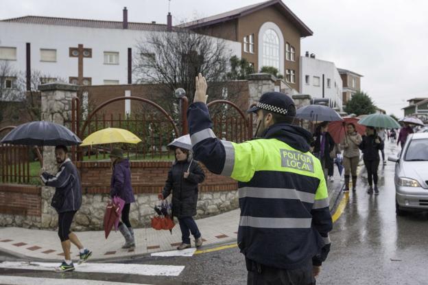 Un policía local ordena el tráfico en una calle de El Astillero. :/Roberto Ruiz