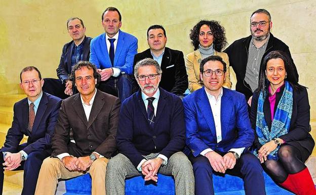 San Emeterio, sentado en el centro, con el nuevo equipo directivo del Colegio de Ingenieros de Caminos. /DM .