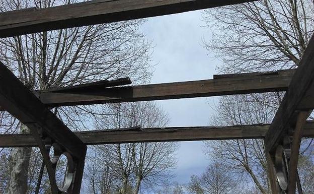 Imagen del deterioro de una de las estructuras del parque Juan XXIII/Nacho Cavia