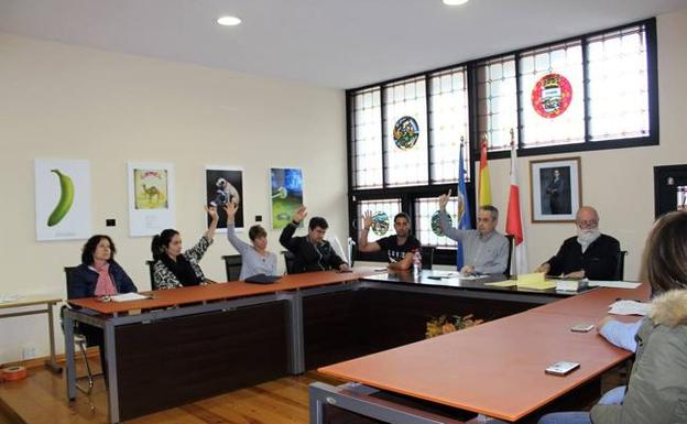 Un pleno del Ayuntamiento de Liérganes, presidido por Santiago Rego. /Elena Tresgallo
