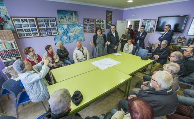 La alcaldesa explicó ayer a los vecinos de Porrúa el proyecto y los plazos. /Roberto Ruiz