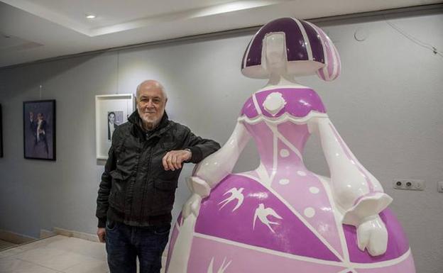 Pedro Sobrado posó el pasado mes, junto a su obra, en la sede de la asociación La Venencia, antes de ser trasladada a Madrid. /Daniel Pedriza