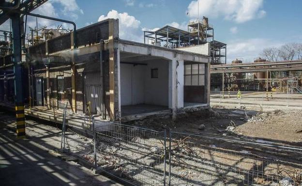 Terrenos que CUF ha empezado a acondicionar para levantar su nueva planta de cloro dentro del complejo que Solvay posee en Barreda. /Luis Palomeque