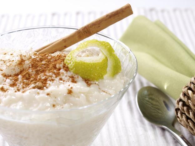 El arroz con leche es uno de los postres cántabros de mayor tradición en cuya elaboración se incorporan ingredientes como el limón y la canela./ DM