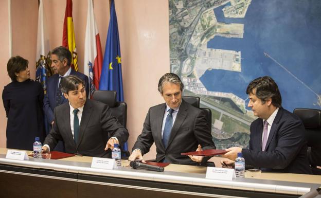 De la Serna durante la firma de la concesión a la empresa Santander Coated Solutions en el Puerto de Santander./Javier Cotera