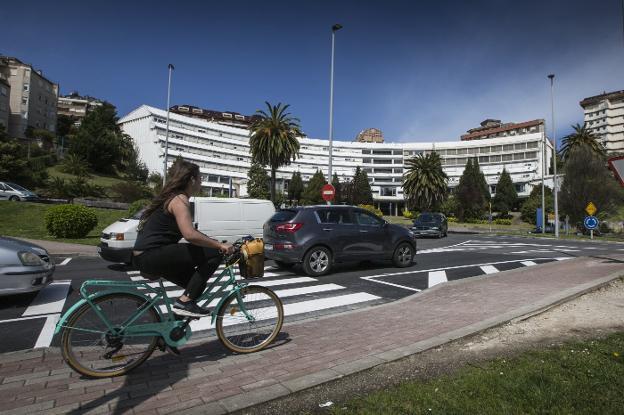 Una ciclista circula por delante de la antigua residencia de mayores La Pereda de Santander, cerrada desde julio de 2012. /Javier Cotera