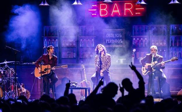 Rulo, flanqueado por los guitarristas Pati Baraldés y Fito Garmendia en una imagen de la actual gira de teatros. /Mario Olmos