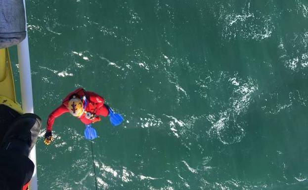 Operativo de rescate del cuerpo encontrado en el mar frente a Ciriego./112