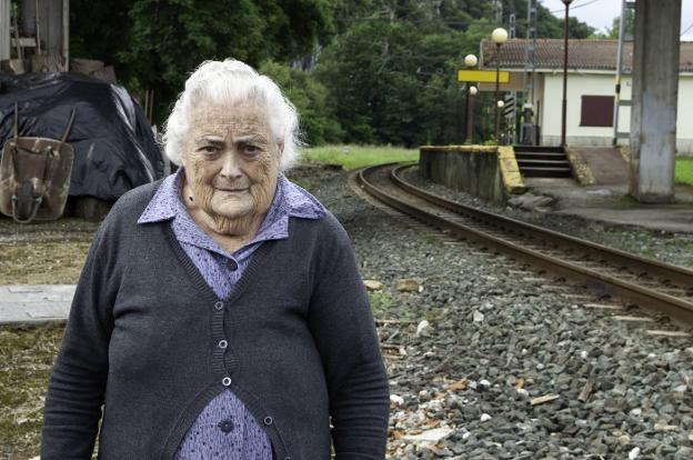 Josefa Arce vigiló los pasos a nivel y controló el tránsito de trenes en diferentes estaciones de Cantabria durante 27 años. /Héctor Herrero