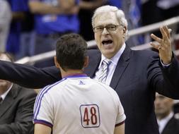 El entrenador de los Lakers de Los Ángeles, Phil Jackson, se queja a uno de los árbitros durante el último encuentro que enfrentó a si equipo a los Orlando Magic. /APm/