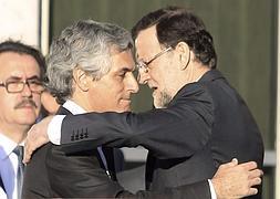 Mariano Rajoy abraza al hijo de Adolfo Suárez en Madrid. / Efe | Vídeo: Atlas/