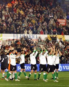 El Racing, con Tchité al frente, busca hoy la victoria en el Camp Nou. / A. FERNÁNDEZ/