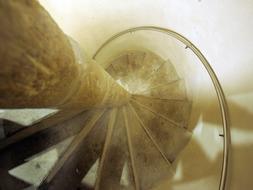 La escalera medieval de caracol se ha restaurado. /CELEDONIO/